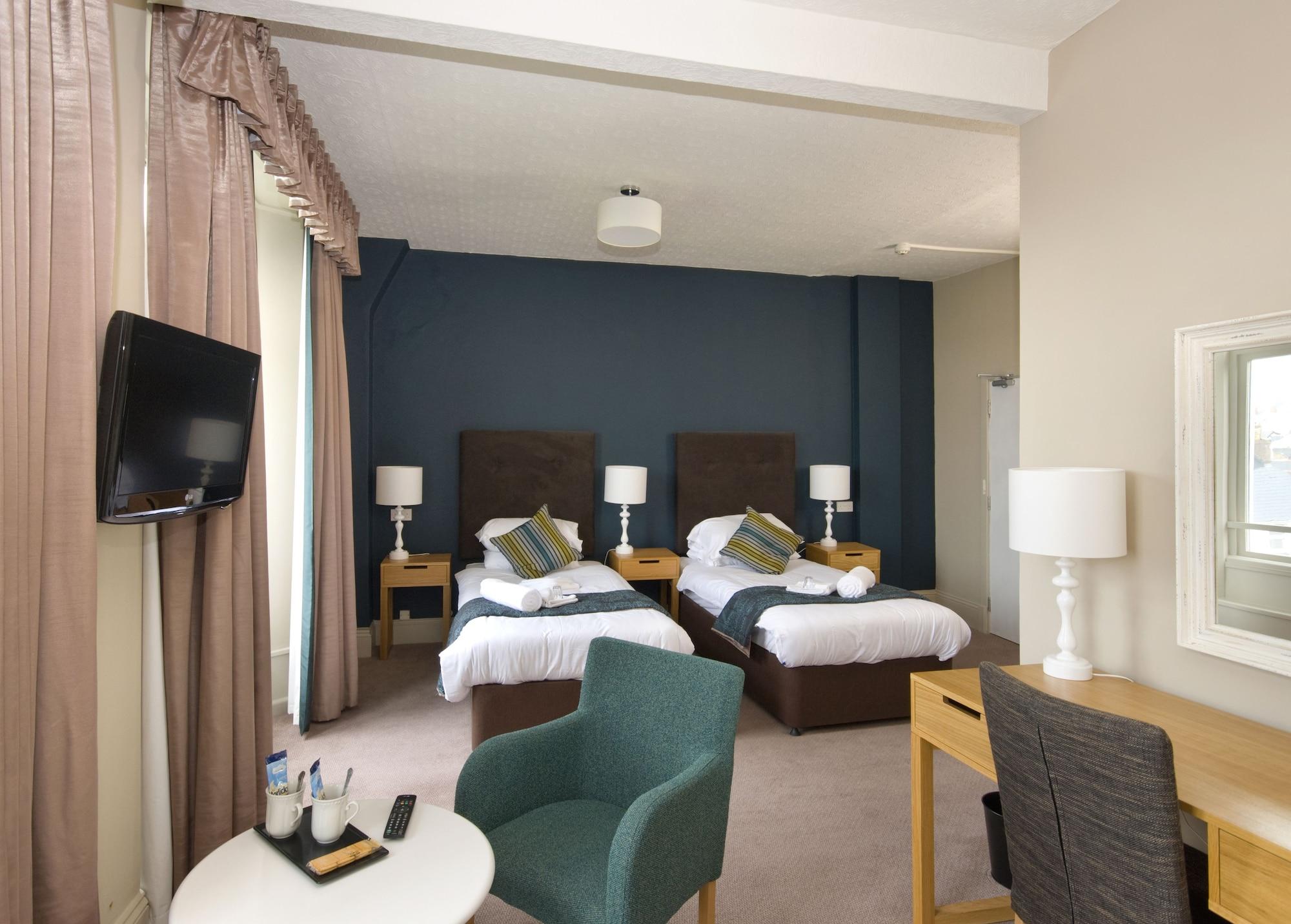 Hotel The 3*